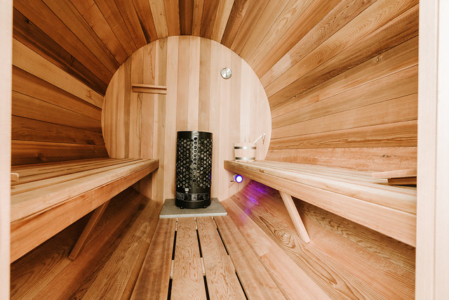 Binnen in de saunabarrel